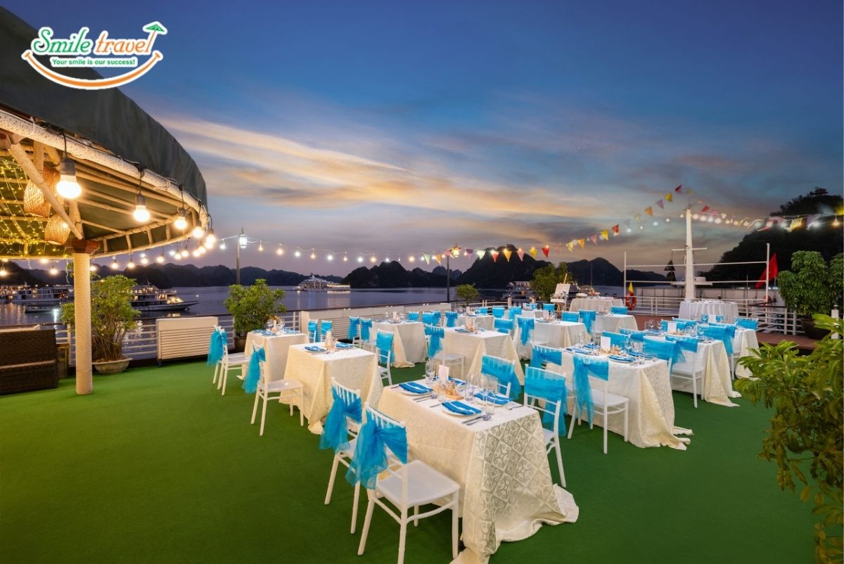 gala-dinner-sundeck-amanda-premier-cruise-smiletravel