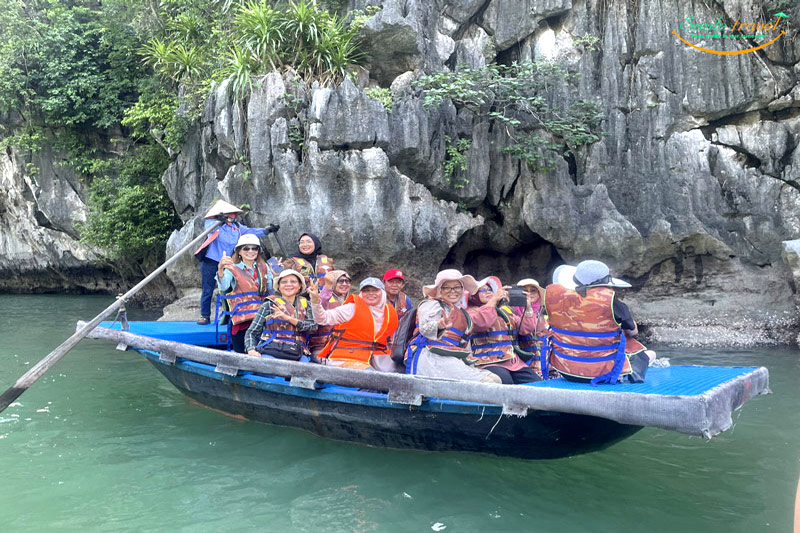 Rowing boat Cozy Bay Cruise-Halong Luxury Day Cruise, Du Thuyền Cozy Bay Premium Cruise Halong Bay.