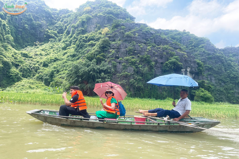 Tam Coc Boat Trip- Tour in Hanoi Ninh Binh Halong Bay with Smile Travel, Best Tour Hanoi Ninh Binh Halong Bay