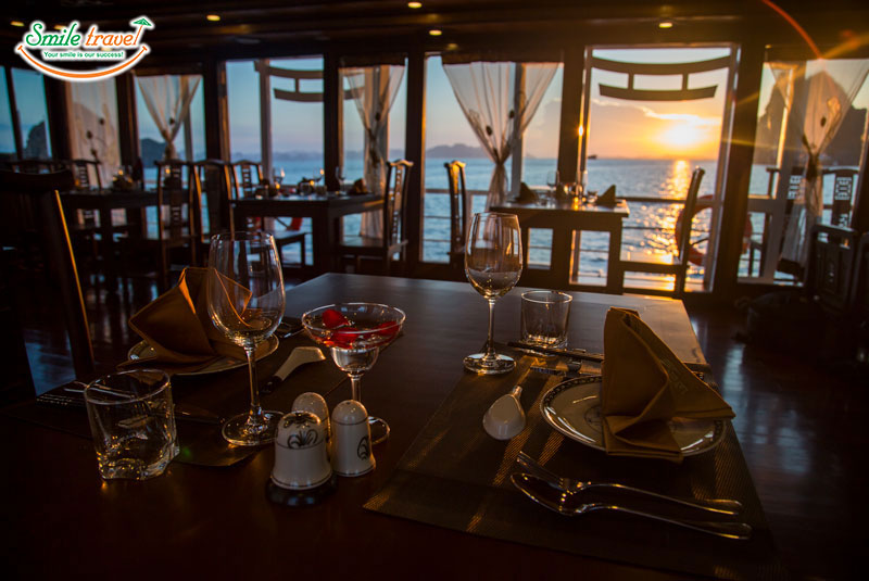 Renea-Cruise-Dinning-room-Smiletravel