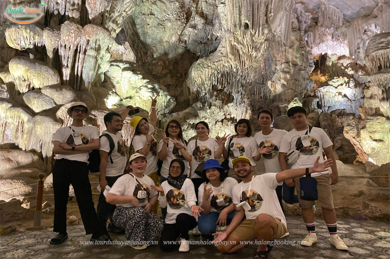 Đoàn khách của Smile Travel tham quan động Thiên Cung