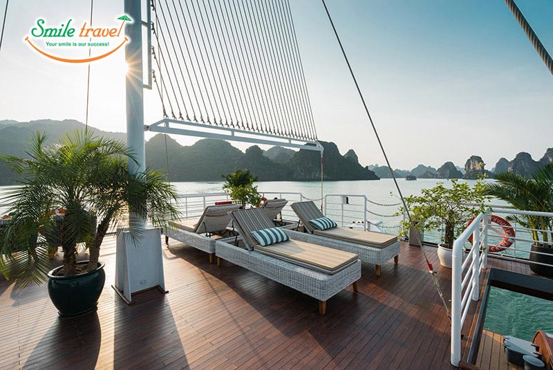 Sundeck Halong Catamaran Cruise Smiletravel