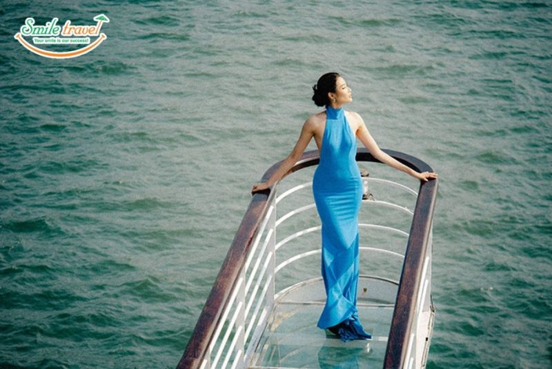 check-in-cầu kính-ambassador-cruise-halong-smiletravel
