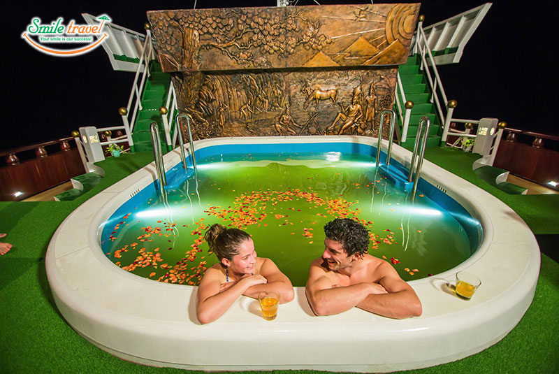 Jacuzi-Dragon-Legend-Cruise-Smiletravel
