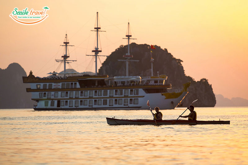 Kayaking-Dragon-Legend-Cruise-Smiletravel