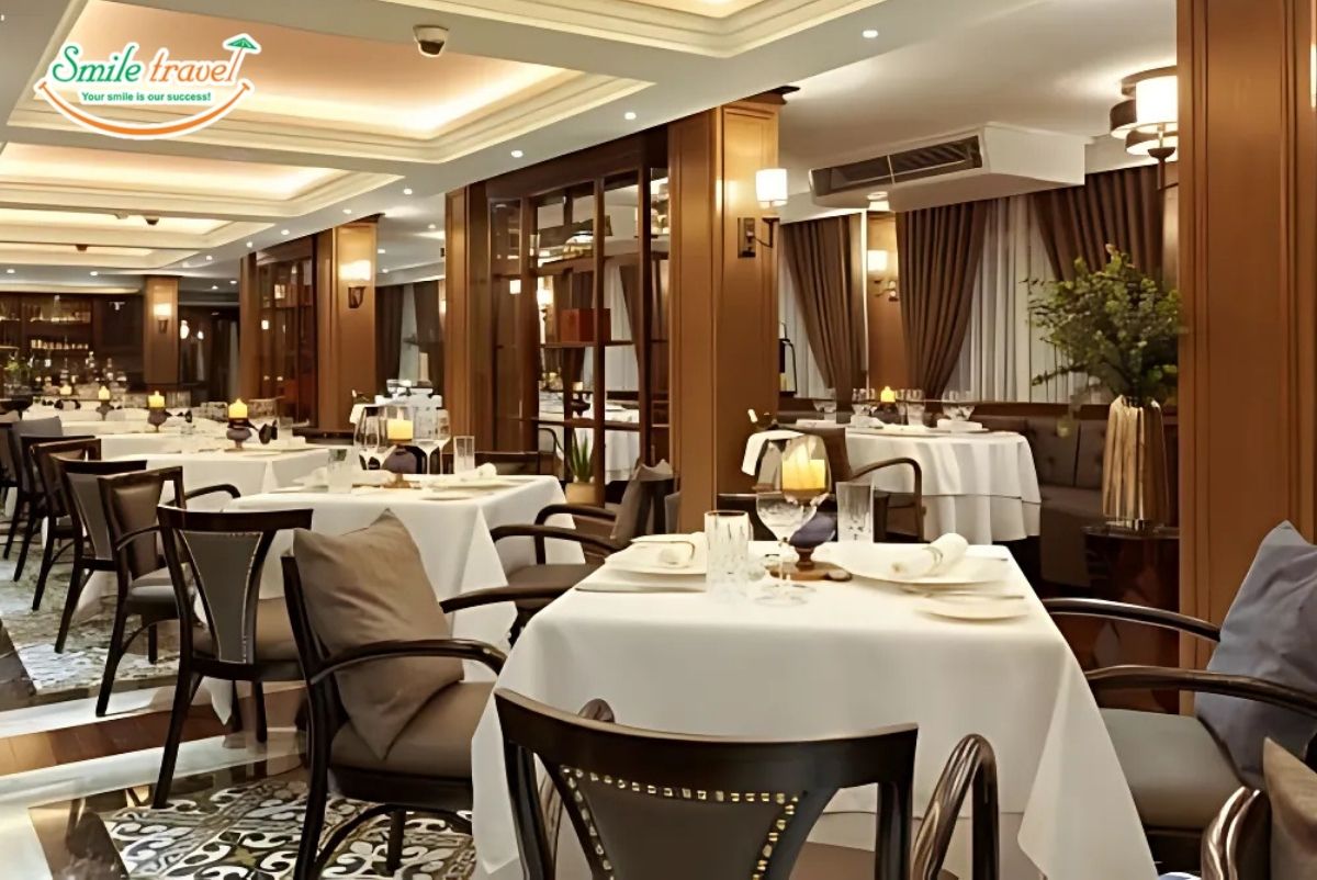 restaurant-ambassador-signature-cruise-smiletravel