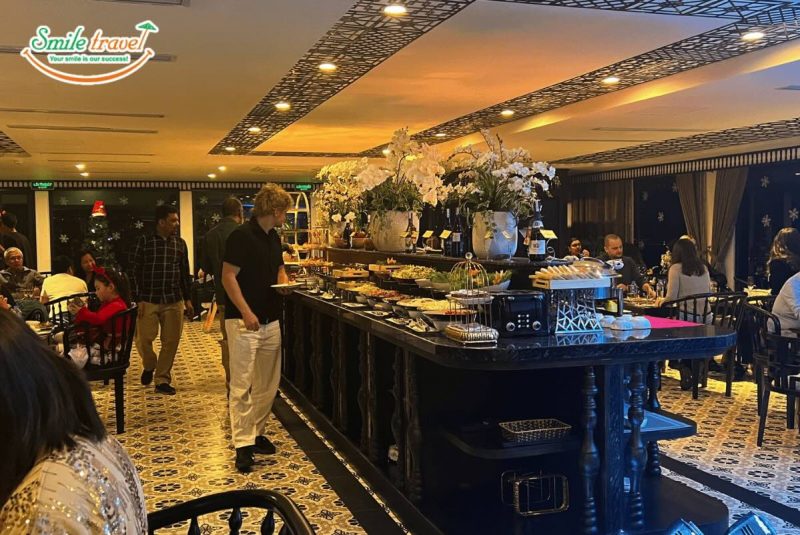 nhà hàng trên du thuyền Venus