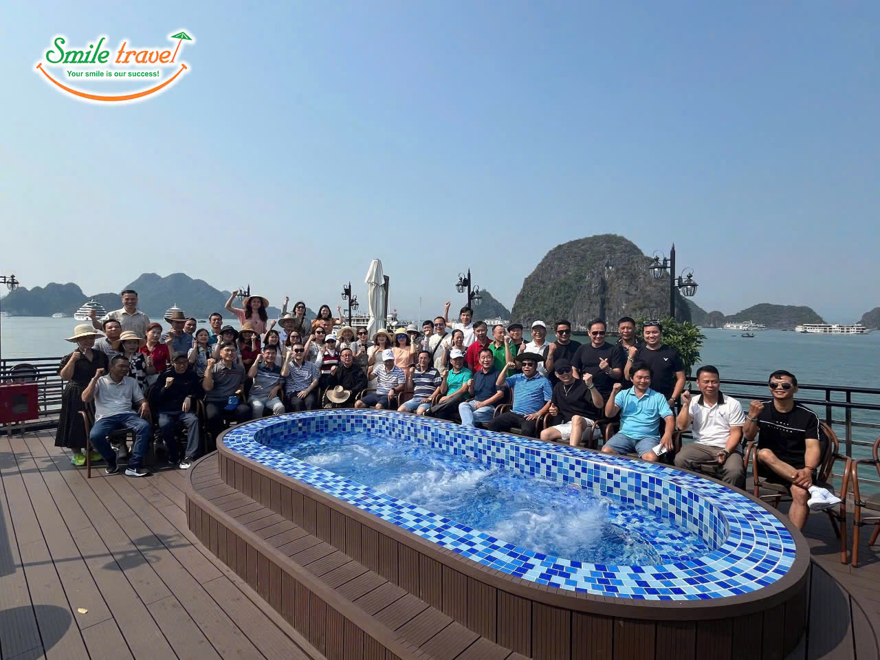 Feedback đoàn khách doanh nghiệp đi tour tổ chức gala dinner du thuyền Hạ Long cùng Smile Travel