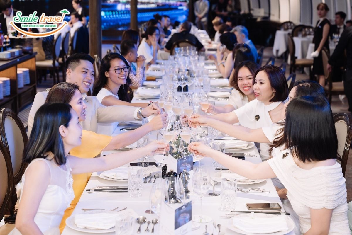 gala-dinner2-paradise-delight-cruise-smiletravel- du thuyền paradise tổ chức sự kiện