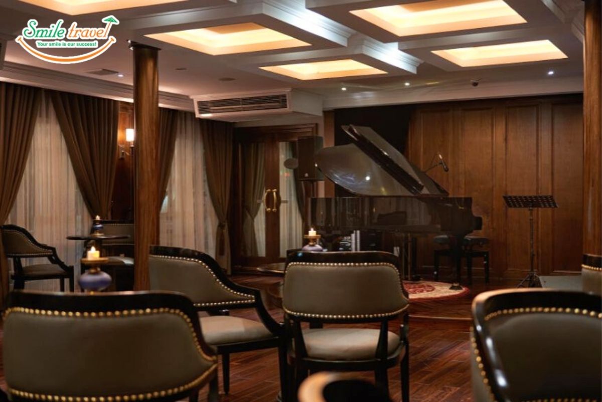 piano-lounge-paradise-grand-cruise-smiletravel