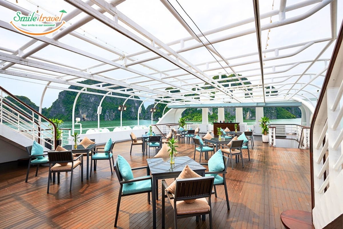 lounge2-paradise-delight-cruise-smiletravel