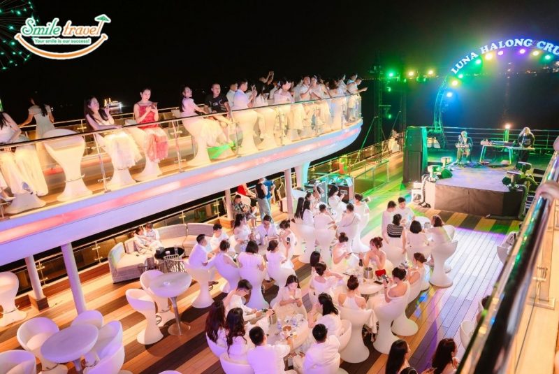 party-sundeck-luna-cruise-smiletravel tour du thuyền hạ long 2/9
