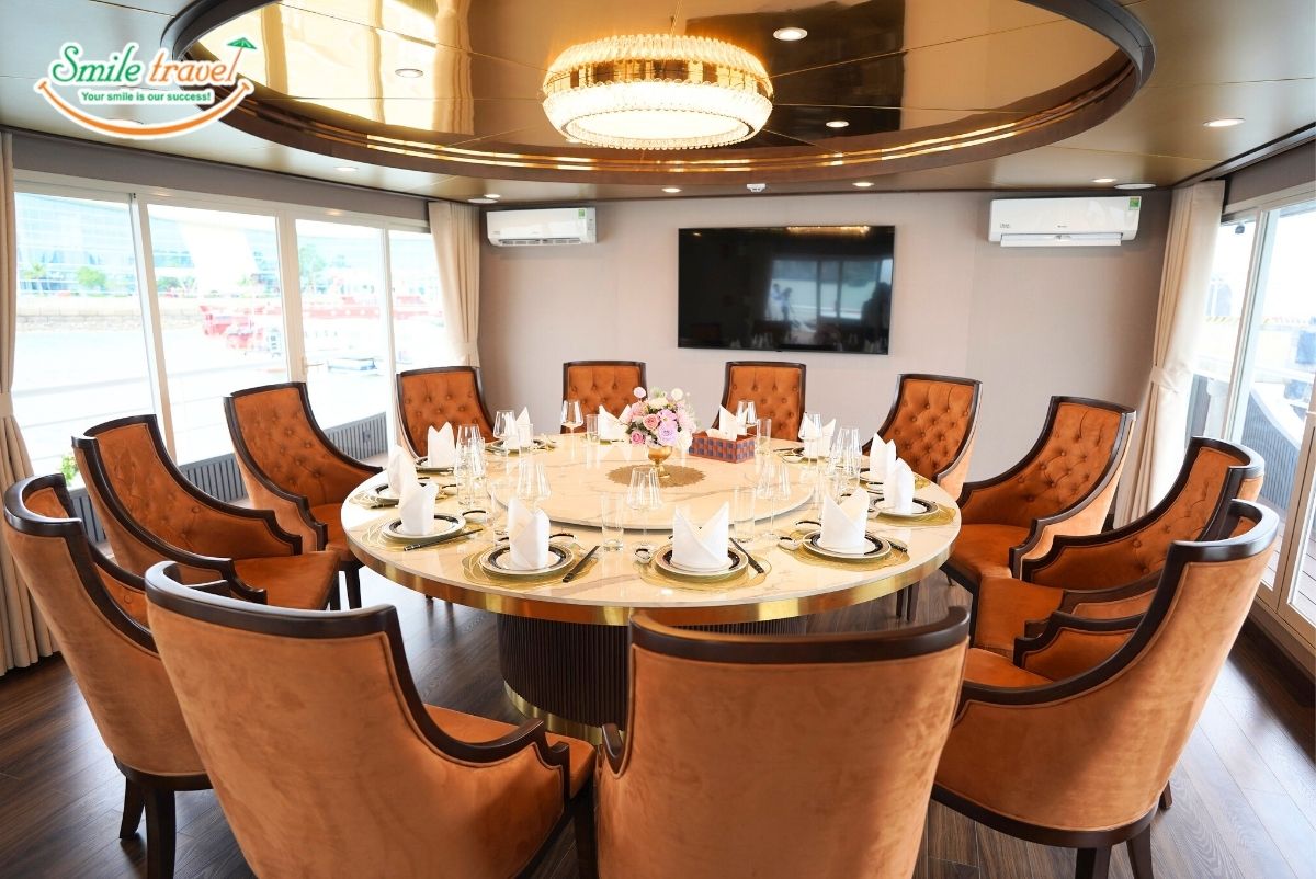restaurant-VIP-crystal-holidays-smiletravel