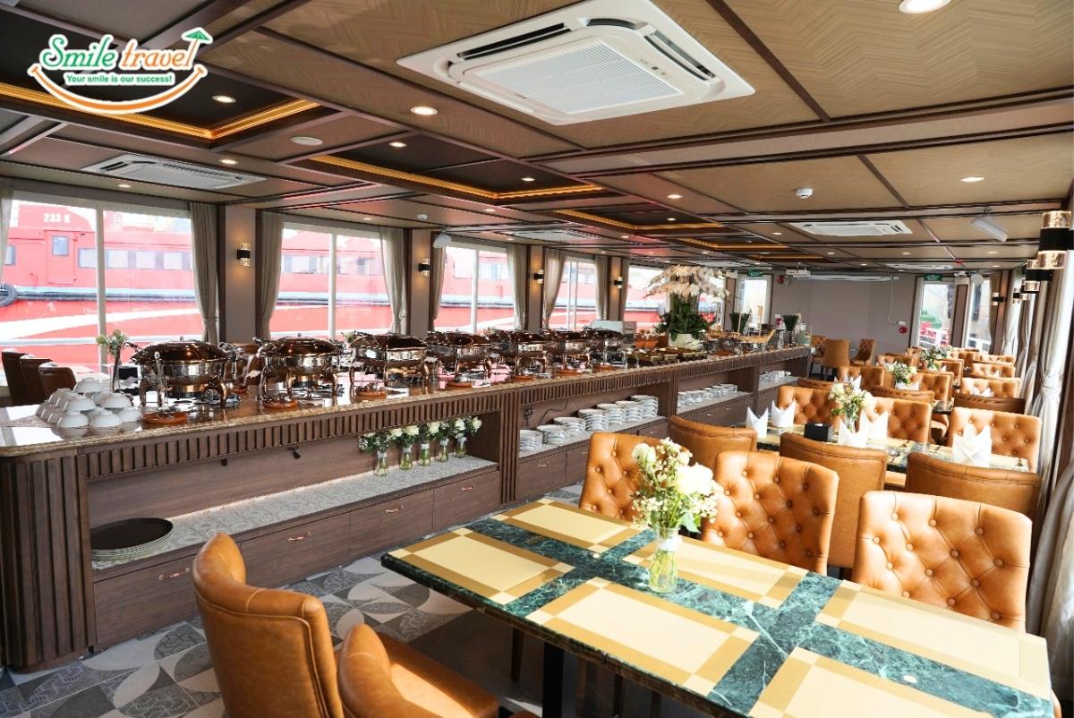 restaurant-crystal-holidays-cruise-smiletravel