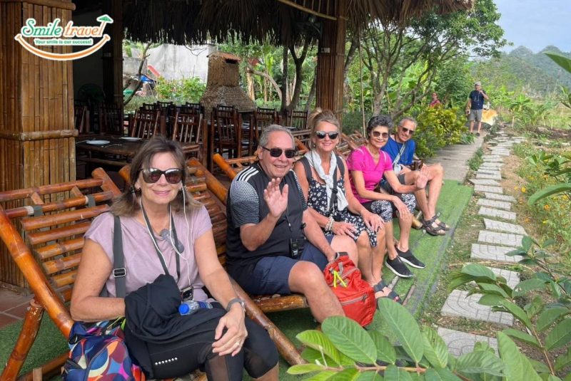 khách-làng-verdure-lotus-halong-cruise-smiletravel