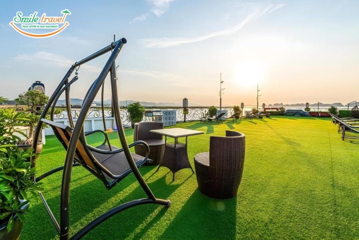 sundeck3-verdure-lotus-halong-cruise-smiletravel