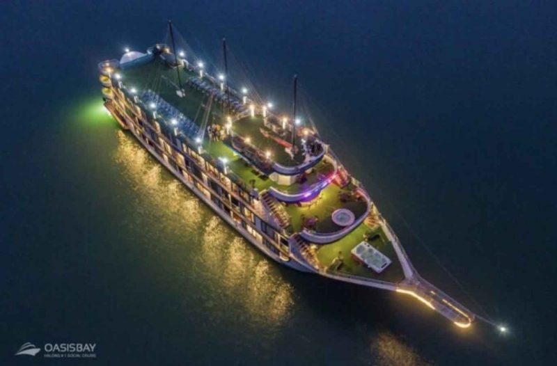 Du thuyen oasis bay party