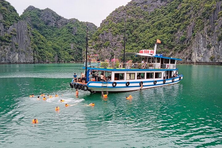 Du thuyền Hồng Vân