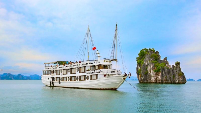 Du thuyen Oriental Sails.