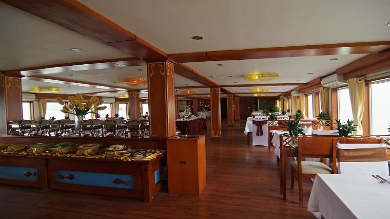 nhà hàng Du Thuyền Crown