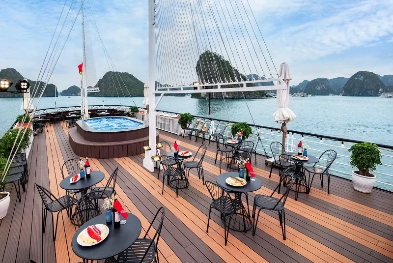 sundeck Du thuyền Alina Cruise view