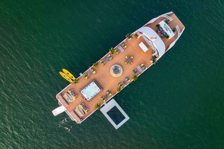 sundeck Du thuyền Tropical Cruise