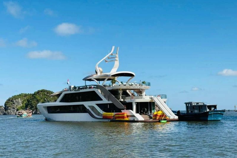 trải nghiệm bơi và cầu trượt Du thuyền Serenity Grandeur