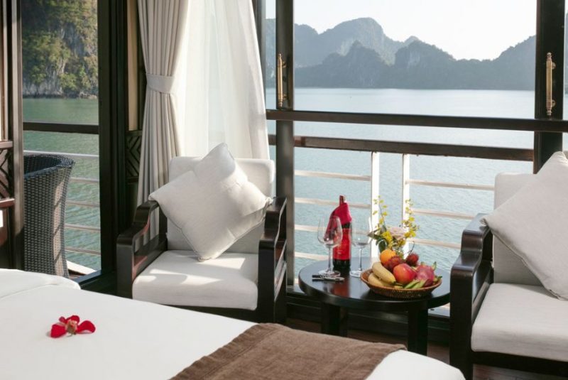 view Ngắm biển tại phòng trên du thuyền lily