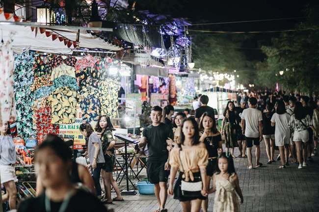 Chụp ảnh check-in chợ đêm hạ long