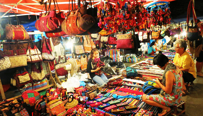 Mua đồ lưu niệm chợ đêm hạ long