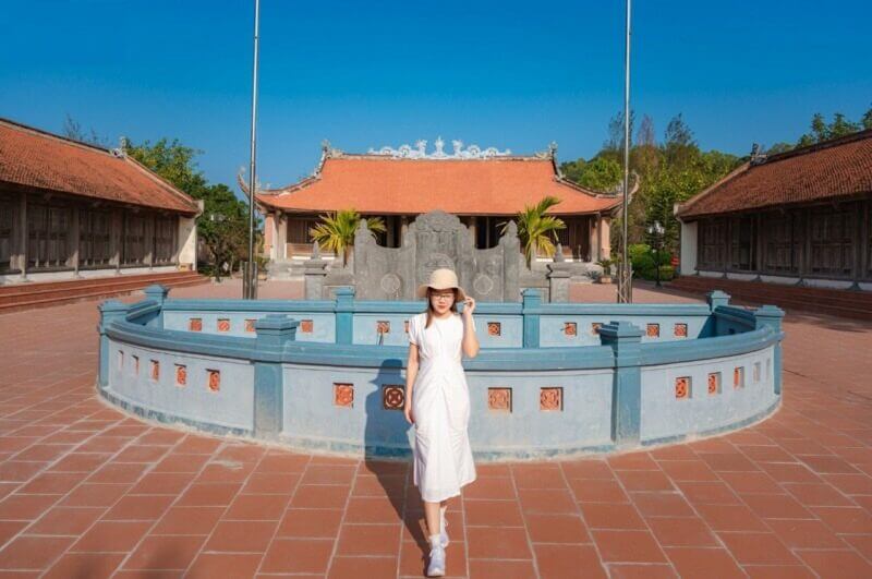 check in khi tham quan đình quan lạn 