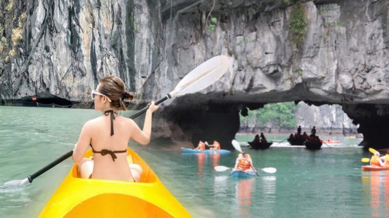 Hoạt Động kayak trên vịnh Hạ long