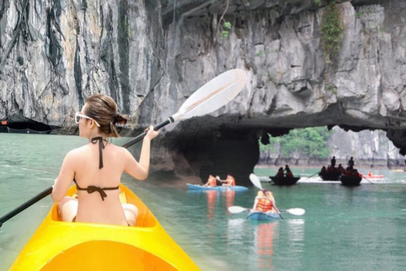 Hoạt Động kayak trên vịnh Hạ long