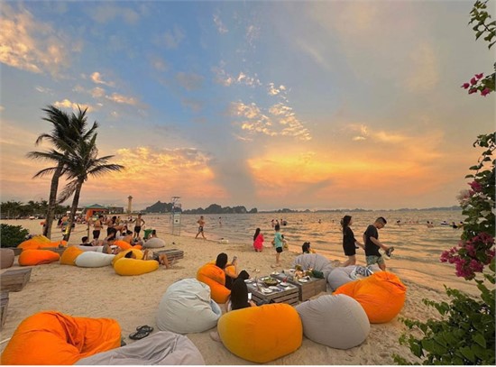 ngắm Bãi biển Bãi Cháy