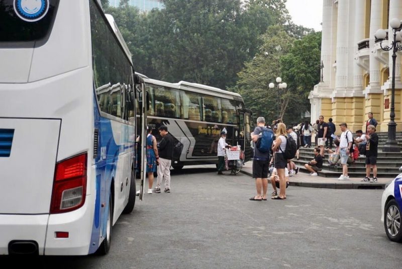 nhà hát lớn đón khách du lịch