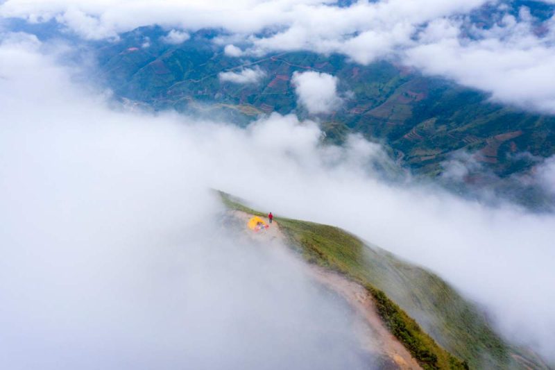 Sống Lưng Khủng Long săn mây