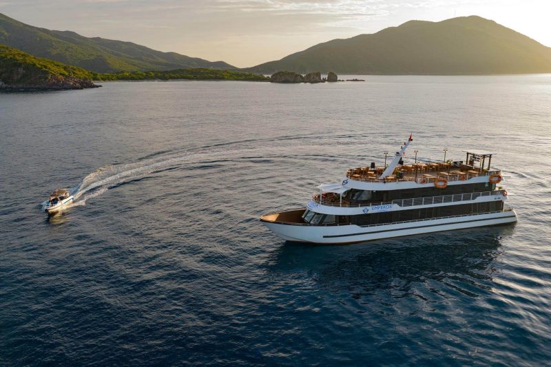 DU THUYỀN EMPEROR LEGACY CRUISES
