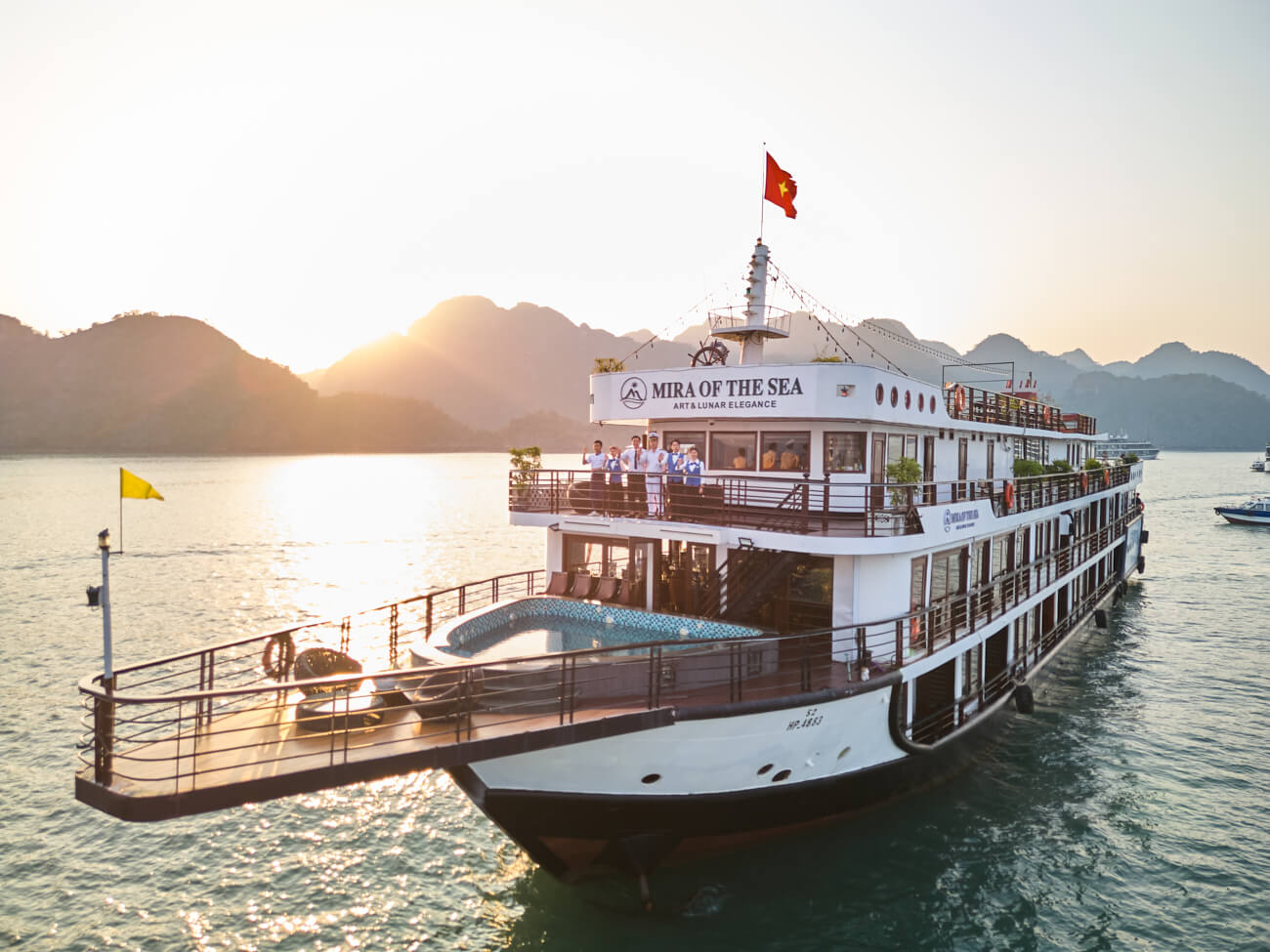 DU THUYỀN MIRA OF THE SEA CRUISE