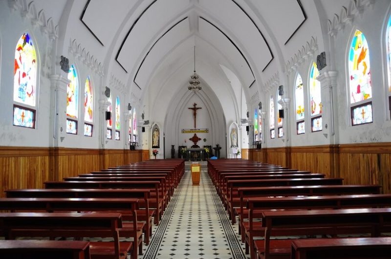 bên trong nhà thờ đá sapa