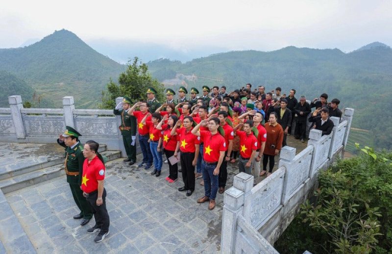 check in cột cờ lũng cú